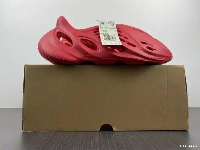 hype CW3355 Red Yeezy Adidas Foam 0608